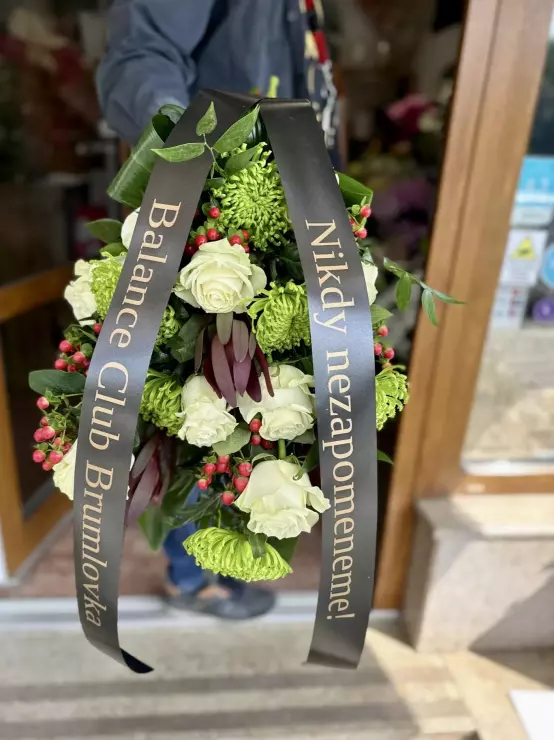 Smuteční velká kytice s růžemi