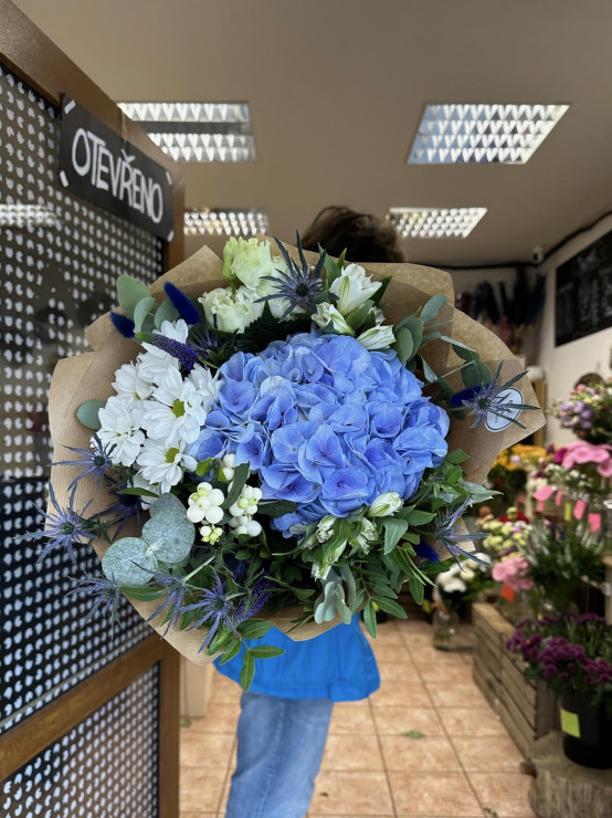 Modrá kytice čerstvých květin
