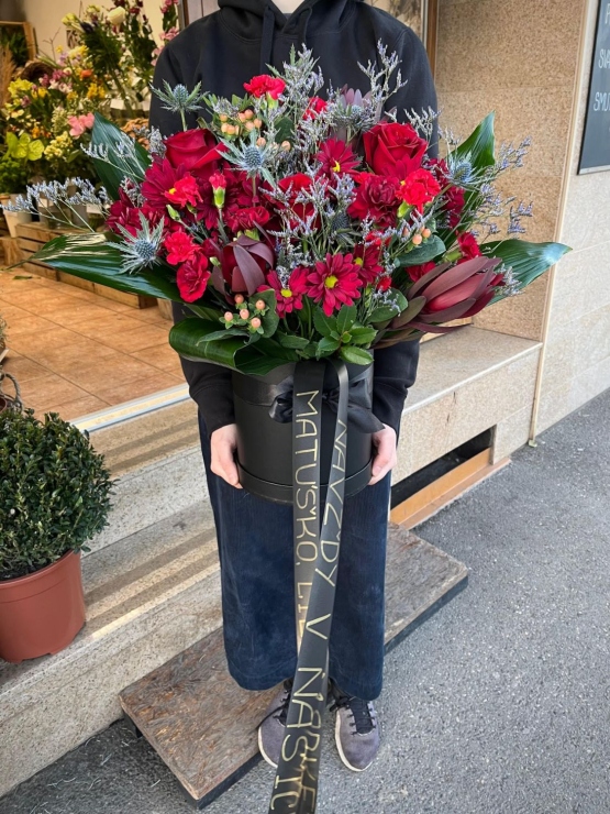 Velký černý smuteční box se stuhou