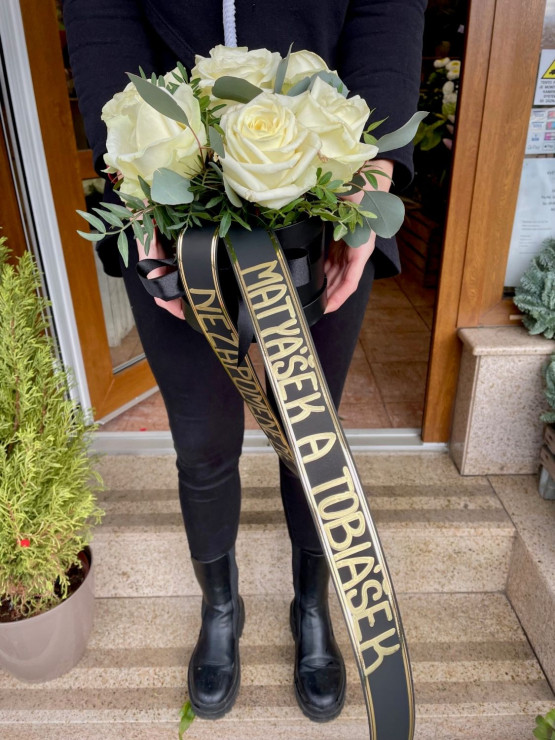 Smuteční box růží, černý se stuhou