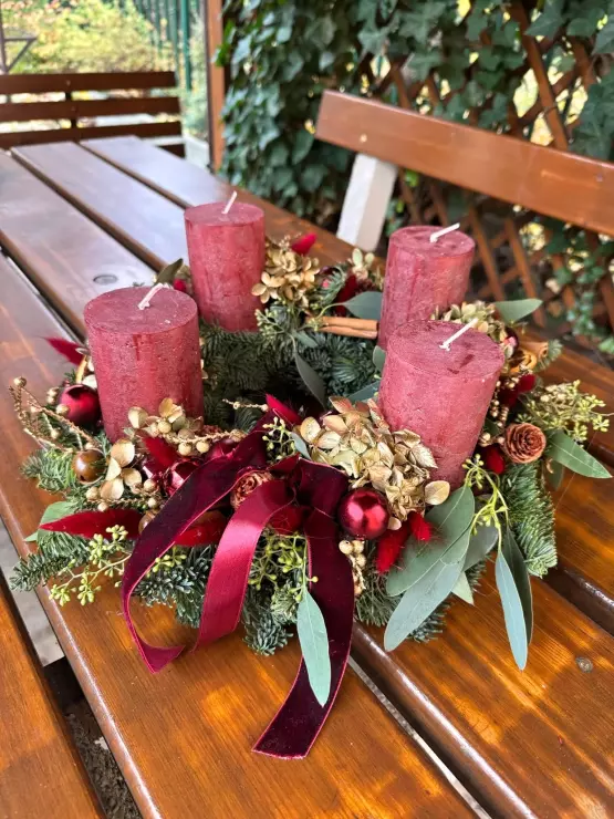 Adventní věnec Premium Červeno-zlatý na zavěšení Adventní věnec Premium Červeno-zlatý na zavěšení