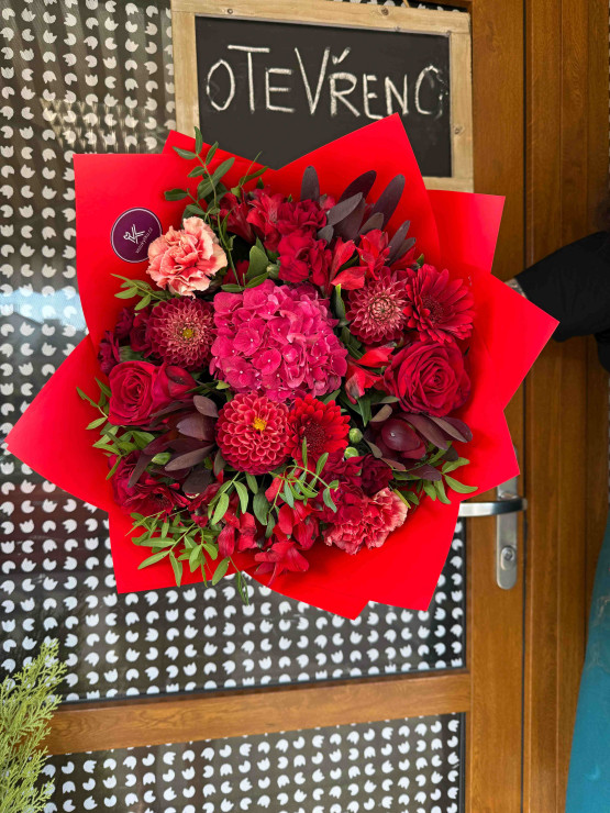 Červená kytice čerstvých květin Červená kytice čerstvých květin