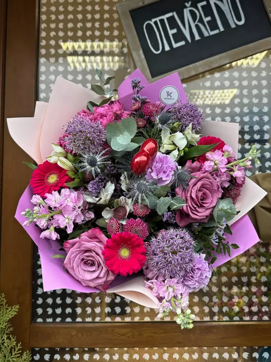 Fialová kytice čerstvých květin Fialová kytice čerstvých květin