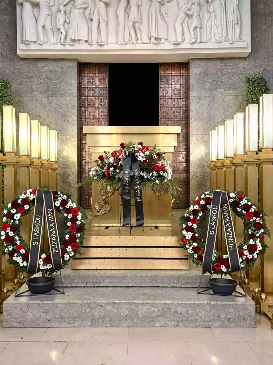 Vypichovaná smuteční kytice před rakev, čelní Vypichovaná smuteční kytice před rakev, čelní