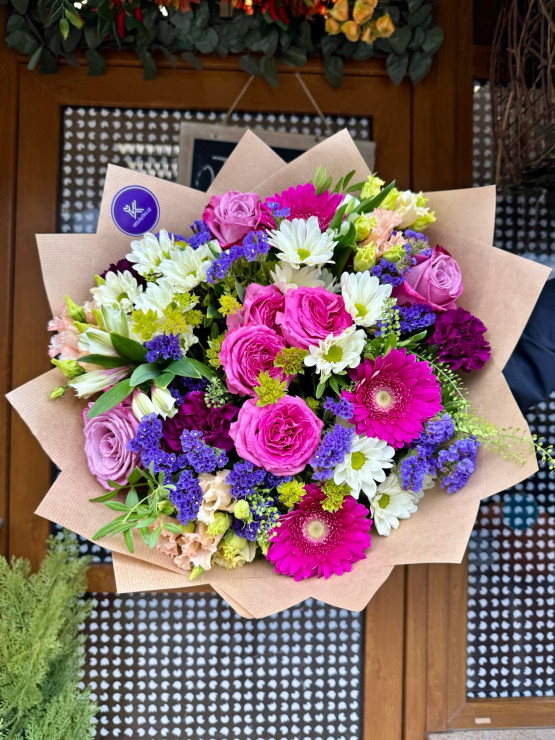 Barevná kytice čerstvých květin Barevná kytice čerstvých květin