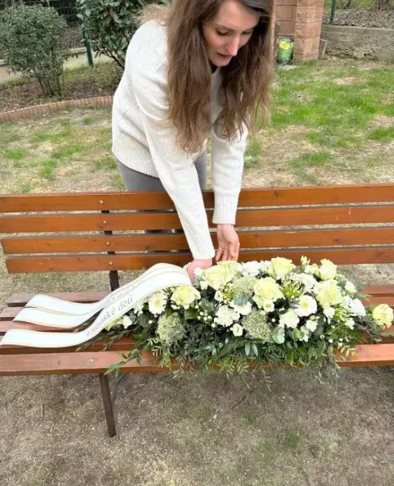 Vypichovaná smuteční kytice na rakev, malá