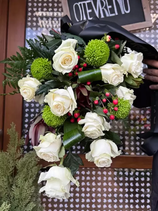 Smuteční velká kytice s růžemi Smuteční velká kytice s růžemi