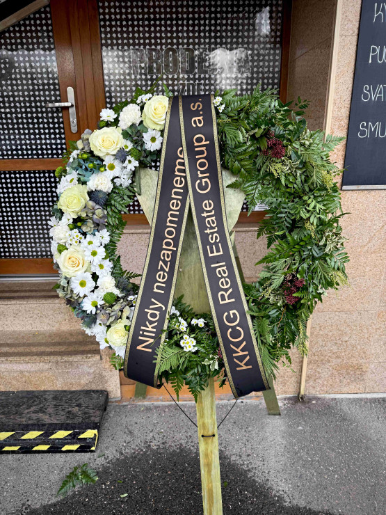 Smuteční věnec s jednostrannou přízdobou dle přání