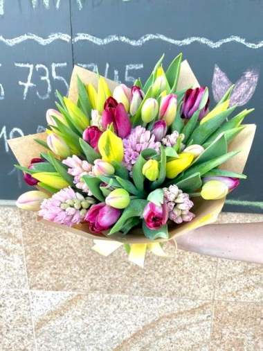 Kytice čerstvých tulipánů a hyacintů
