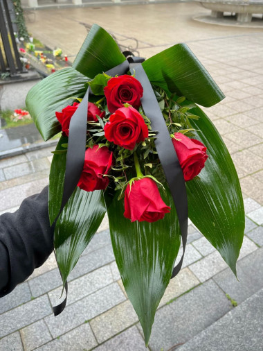 Smuteční kytice Basic, červené růže