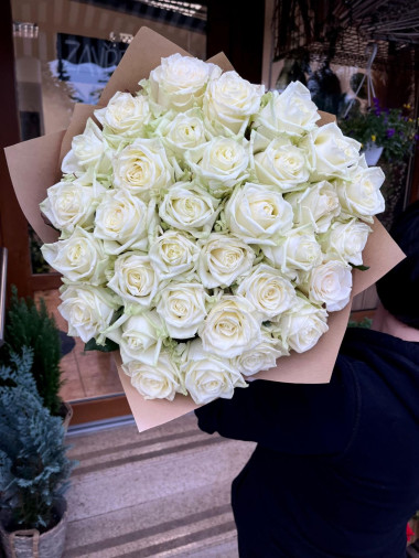 Kytice bílých růží 70 cm