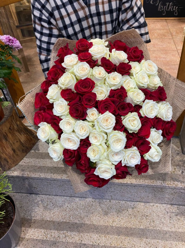 Kytice bílých a rudých růží 70 cm