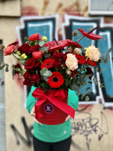 Červený box čerstvých květin