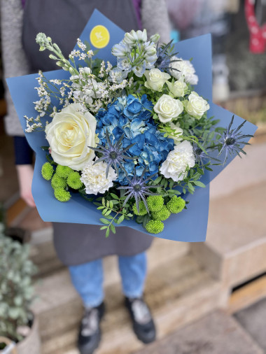 Modrá kytice čerstvých květin