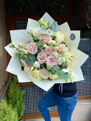 Kytice bílých růží a eustomy