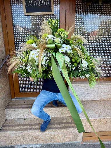 Vypichovaná smuteční kytice před rakev, čelní