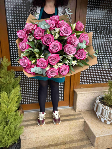 Kytice tmavě růžových růží a alstromérie