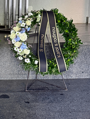 Smuteční věnec s jednostrannou přízdobou
