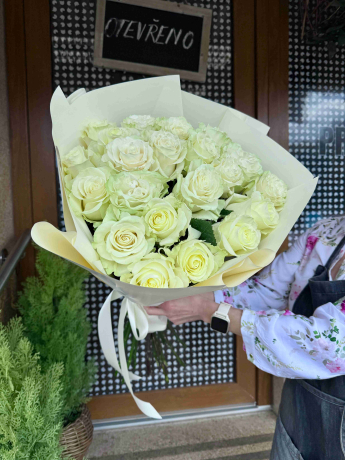 Kytice luxusních bílých růží 70 cm