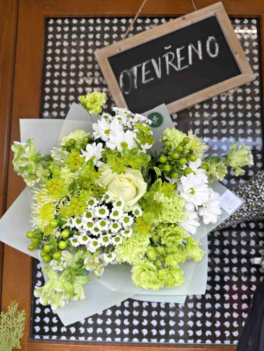 Zelená kytice čerstvých květin