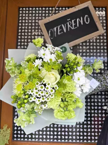 Zelená kytice čerstvých květin