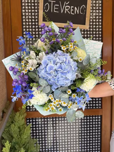 Modrá kytice čerstvých květin