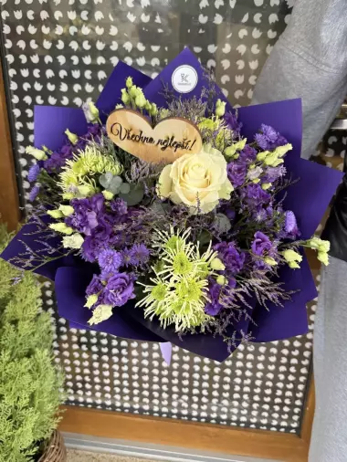 Fialová kytice čerstvých květin