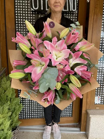 Kytice orientálních lilií s eucalyptem