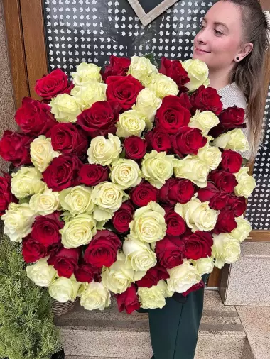 Kytice Valentýnských bílých a rudých růží 70 cm