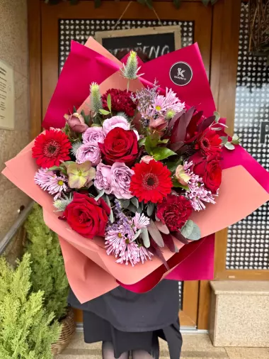 Červená kytice čerstvých květin