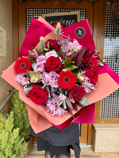 Červená kytice čerstvých květin