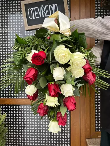 Smuteční kytice Basic, Mix růží