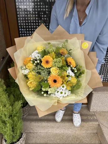 Žlutá kytice čerstvých květin