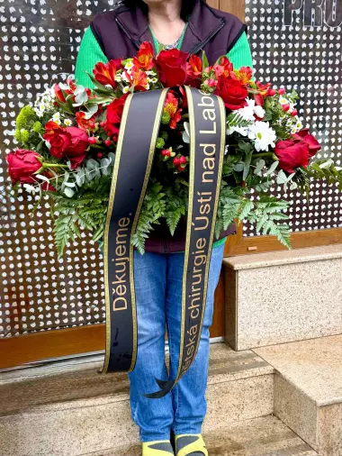 Vypichovaná smuteční kytice na rakev, malá