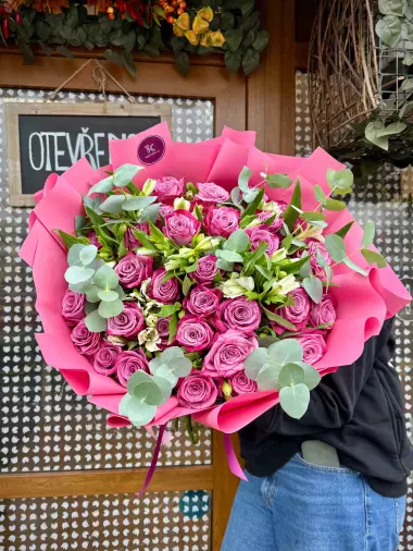 Kytice tmavě růžových růží a alstromérie