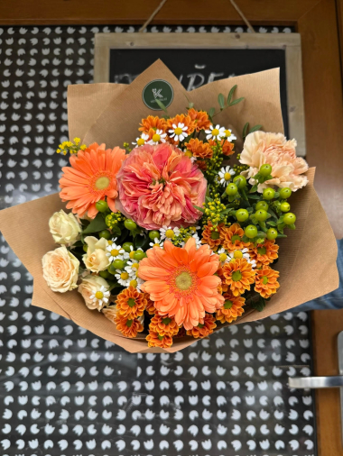 Oranžová kytice čerstvých květin