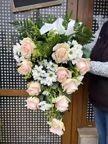 Smuteční kytice Klasik, růžové růže a chryzantémy