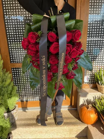 Smuteční kytice Basic, červené růže a zeleň