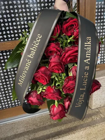 Smuteční kytice Basic, červené růže a zeleň