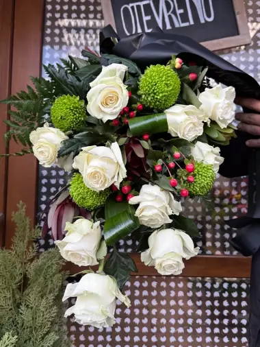 Smuteční velká kytice s růžemi