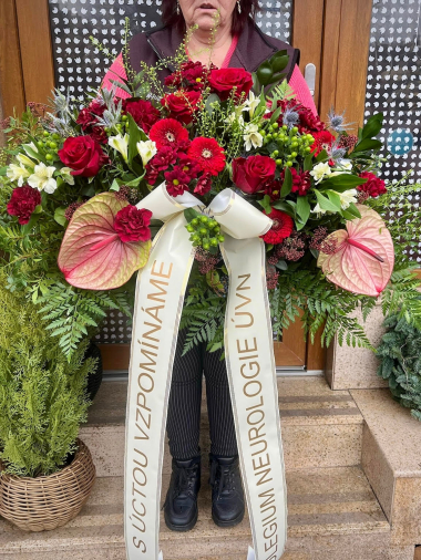 Vypichovaná smuteční kytice před rakev, čelní