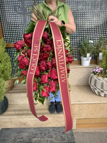 Smuteční kytice Basic, červené růže a zeleň