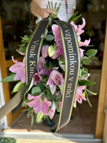 Smuteční kytice z lilií