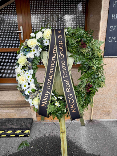 Smuteční věnec s jednostrannou přízdobou dle přání