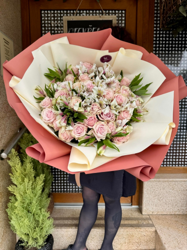 Kytice růží a alstromérie