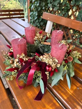 Adventní věnec Premium, červeno-zlatý, na stůl