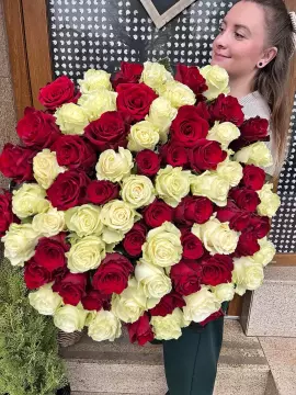 Kytice bílých a rudých růží 70 cm