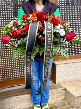 Vypichovaná smuteční kytice na rakev, malá Vypichovaná smuteční kytice na rakev, malá