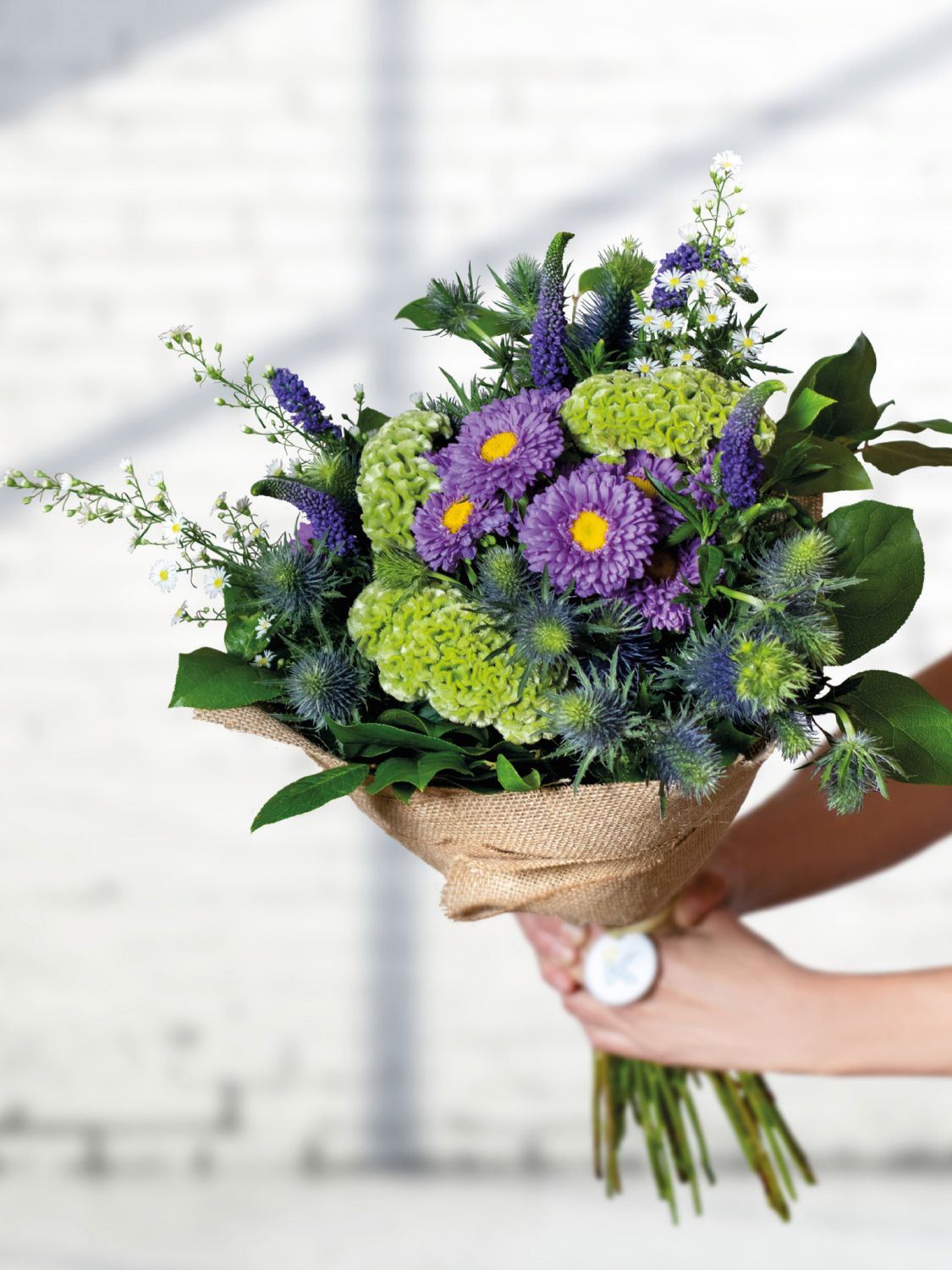 Fialová kytice čerstvých květin