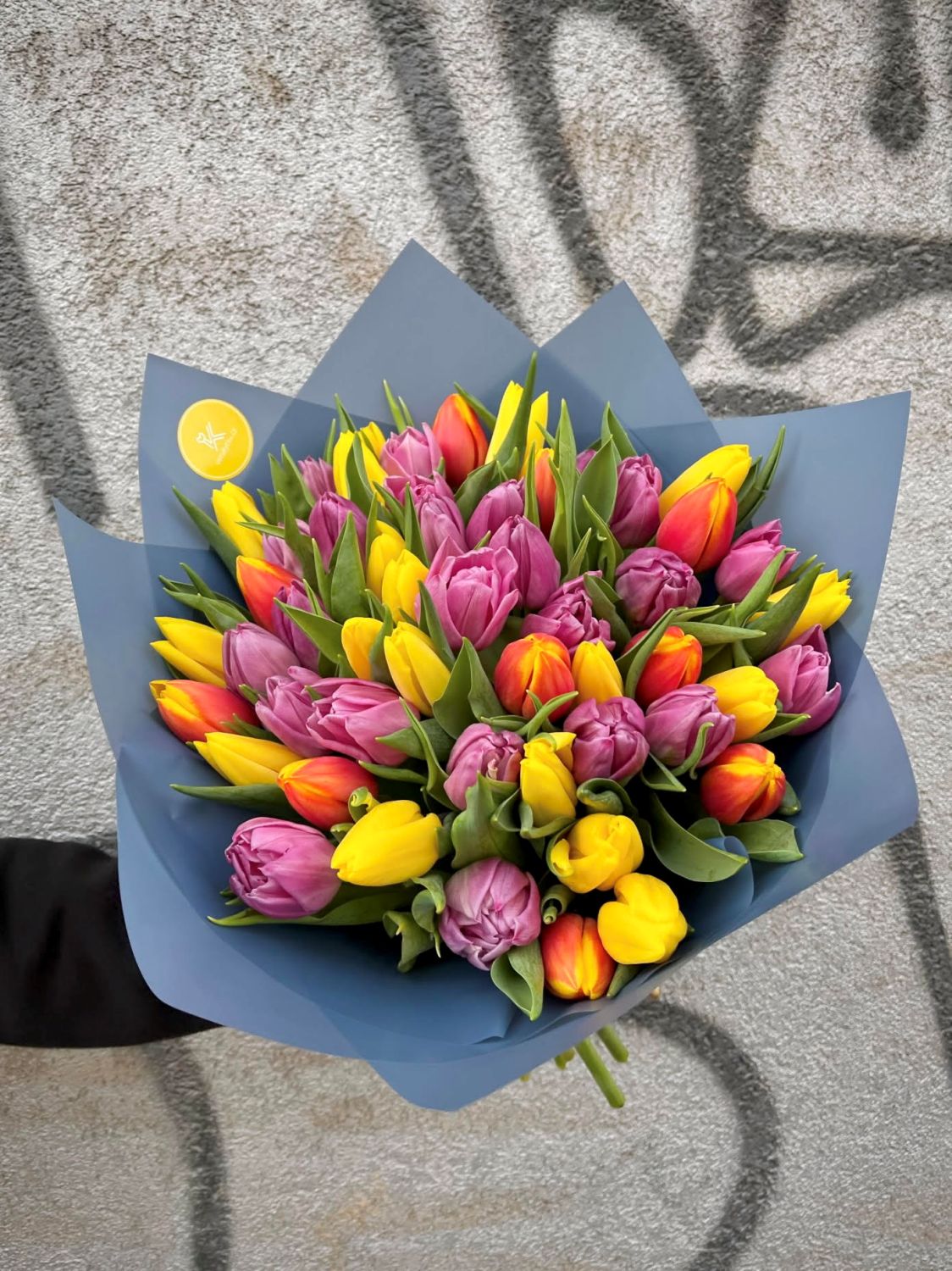 Tulipány v kytici z květinářství